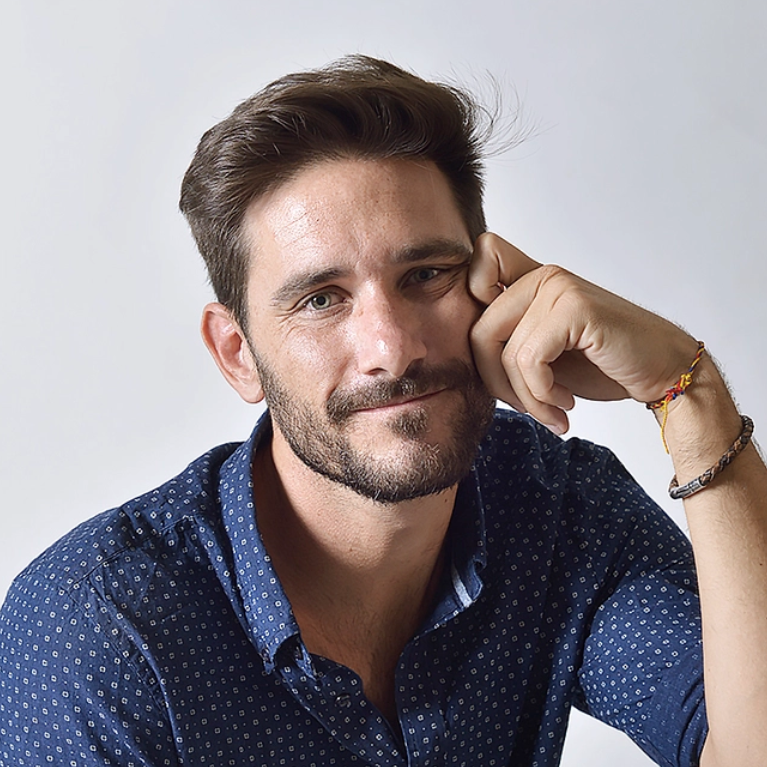 SuntekVFX's tweet photo. Cuando sientas que no vales para nada solo recuerda que Javier Santaolalla tiene 5 carreras, ha trabajado en el CERN, es guapo alto y fuerte así que si, no vales para nada. https://t.co/rm1Isj29ds