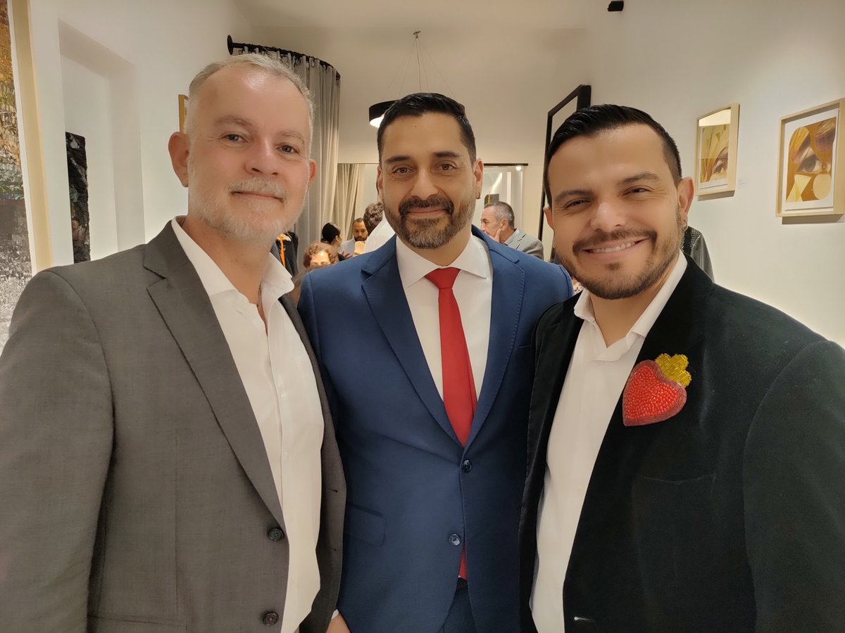 echilecolombia's tweet photo. MOCULAT, Mosaico Cultural Latinoamericano y su director Fabrizio Rubio Palavicino, destacado gestor cultural chileno, invitaron a la inauguración de la exposición de las artistas Sahra Brandy de los Estados Unidos y Verónica Puche de Colombia en la galería Del Portillo de Bogotá. https://t.co/5ZxJRdfLOJ