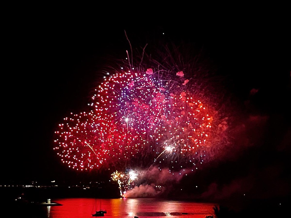 corinne_ors's tweet photo. Superbe feu d’artifice pour la très belle et sympathique fête du sport Camille Rayon. 
Bon week-end !
#CotedAzurFrance #vallaurisgolfejuantourisme #vallaurisgolfejuanofficiel #fireworks #WeekendVibes https://t.co/Fm8m5vkQQN
