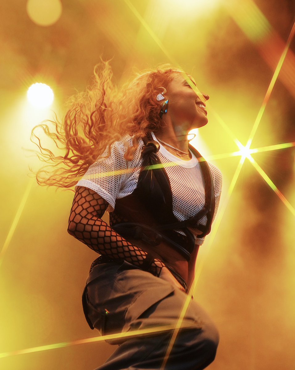 C TORRES 💫 tweet media