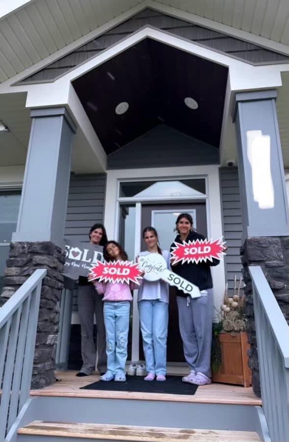 Alma_Hadzic's tweet photo. KEY RELEASE DAY!! 🏠 🎉
Huge CONGRATULATIONS to Michelle &amp; her beautiful girls on the purchase of their STUNNING new home!! Best wishes at your new address! 

Courtesy of Alma Hadzic of MaxWell Polaris
#SOLD #RealEstate #Yegre #YEG #YegNews #SoldYeg #HomeOwners https://t.co/W6R1jfZ3XR