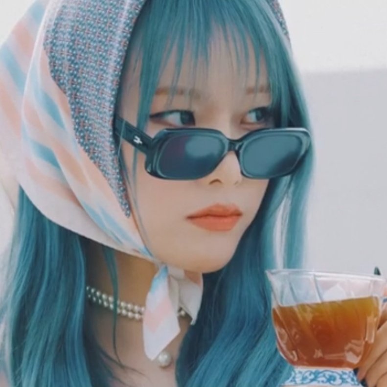 bestofmonday's tweet photo. Tea lady. 

#위클리 #Weeekly #먼데 #Monday https://t.co/1TbS3FZTQ4