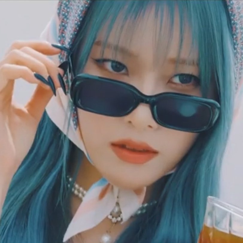 bestofmonday's tweet photo. Tea lady. 

#위클리 #Weeekly #먼데 #Monday https://t.co/1TbS3FZTQ4