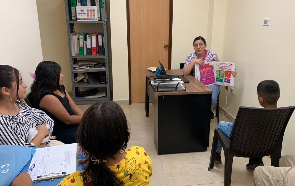 saludazuay_'s tweet photo. #ElNuevoEcuadorResuelve | Personal de @saludcz6oficial, en Shumiral, cantón #CamiloPonceEnríquez, brinda al club de adolescentes charlas sobre salud sexual y reproductiva, prevención de embarazo y violencia de género. https://t.co/HcHNCOe3HV