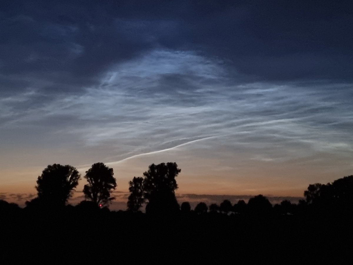 astrohans's tweet photo. Leuchtende Nachtwolken 28.6.2024  23:26 MESZ https://t.co/2XJjQjEvs7