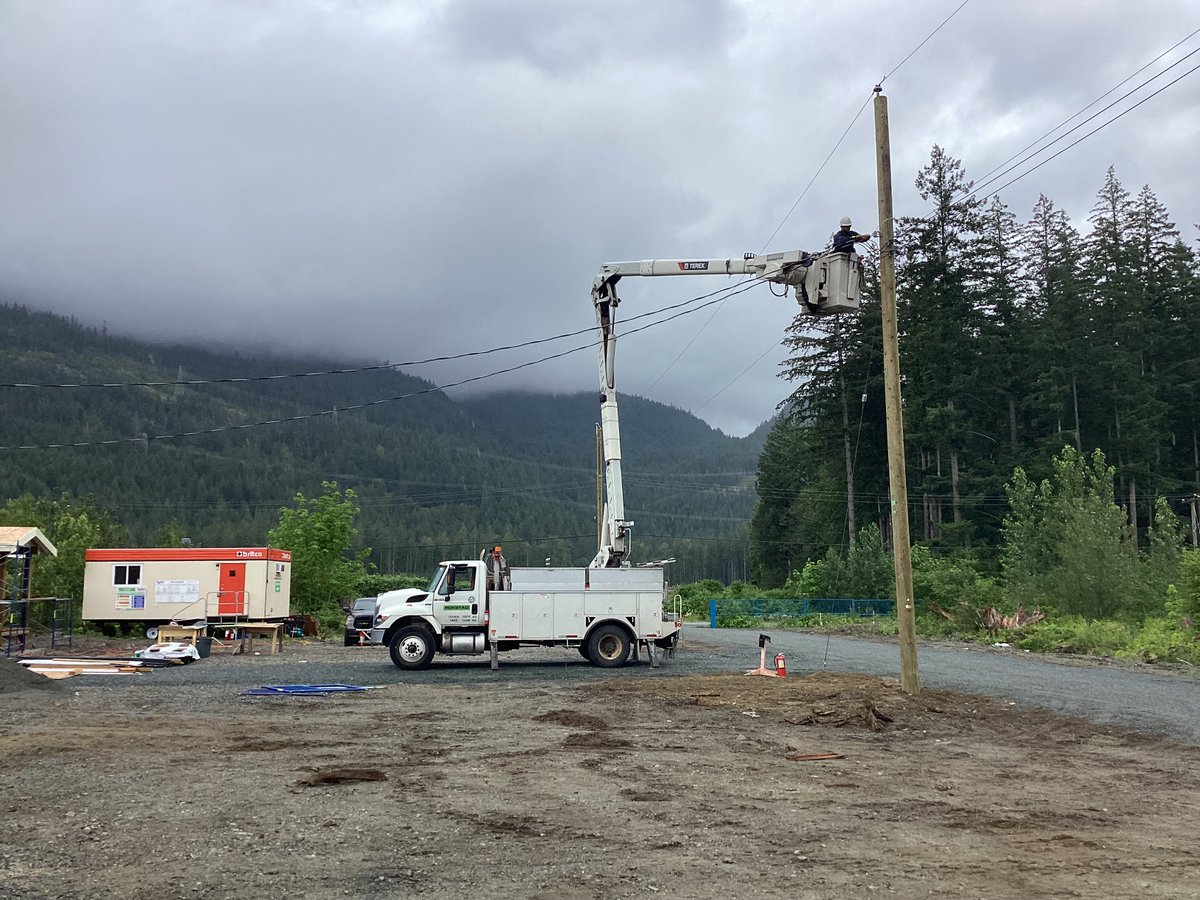 RokstadPower's tweet photo. This week we expedited some work scheduled at Sts’ailes Nation in British Columbia to help get families into their new homes. The original schedule was 50 working days but we were happy we were able to bump it up and get it done within about a week! Great work everyone. #newhomes https://t.co/tngyVmzcVt