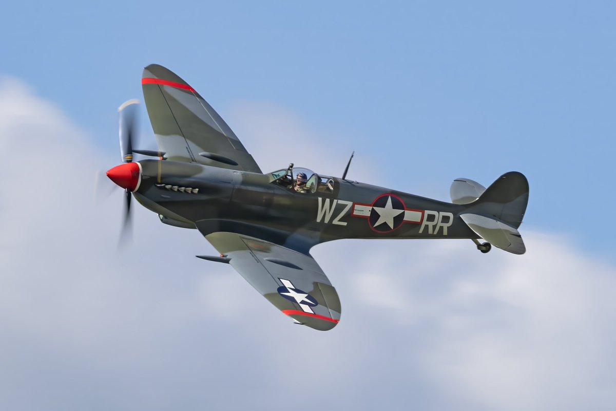 DavidWilding271's tweet photo. I love this livery on The Suffolk Spitfire (Mk IX RW382) seen here in the tailchase closing day one of the @Sywell2024 airshow #SuffolkSpitfire #PorkyII https://t.co/mNyH3S3MFU