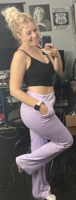 Fridayyyy . You know what that means !? Time to lay in bed naked and binge movies 🤪 Someone tell me something<a href="/tag/realloyalfans"class="tags"><span>#realloyalfans</span></a>