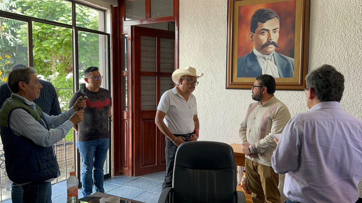 lizconcha's tweet photo. Ante el anuncio de que el Gobierno del Estado, por conducto de la @ConsejeriaOax rescindió el Contrato de Comodato de las oficinas que ocupaba la Confederación Nacional Campesina de #Oaxaca, es importante señalar que en todos los procedimientos jurídicos y administrativos deben respetarse los principios de constitucionalidad y legalidad, la privación del derecho de posesión debe estar ordenada por autoridad competente y garantizarse las formalidades esenciales del procedimiento, incluido el derecho de audiencia.
Hacer una rescisión de manera unilateral y sin tener facultades para ello, es inconstitucional e ilegal, serán las autoridades judiciales competentes quienes resuelvan y corrijan ese abuso de autoridad.

#DiputadaLizConcha 
#SecretariaGeneralPRIOax