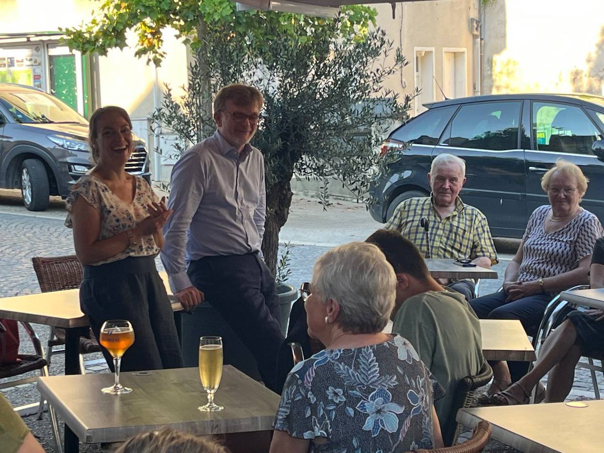 MFesneau's tweet photo. 2 semaines de campagne.
37 permanences citoyennes.
5 réunions publiques.

Avec un mot d'ordre : écouter, convaincre, rassembler. 

Parce que cette élection est d'une importance inédite.
 
Elle est décisive pour le Loir-et-Cher, où les défis, nombreux, requièrent une connaissance profonde du territoire, pour des solutions concrètes et pragmatiques, travaillées main dans la main avec les acteurs de la circonscription. 

Cette élection est décisive pour la France, car elle est le moment d'une clarification nécessaire et d’un choix historique, celui du rassemblement des modérés, des républicains, des démocrates, dans le respect de leurs différences, autour de ce qui fonde notre pacte républicain. 

Le refus des extrêmes, c’est cela que je porte, c’est cela le sens de mon engagement. La clarté, la cohérence, le dialogue, c’est cela le sens de ma démarche. La crédibilité et l’esprit de responsabilité, l’efficacité, c’est cela le sens de mon projet. 

Merci à toutes celles et ceux qui nous ont accompagnés pendant ces deux semaines de campagne, déterminantes pour la Nation.

J’ai confiance en votre choix.