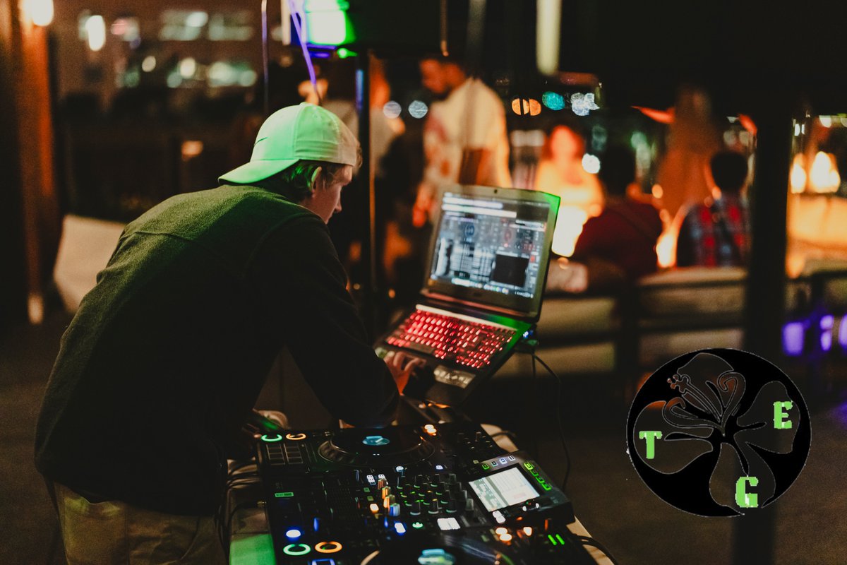 GibbsTec79's tweet photo. New photos up from The Guyton Experience at Up Skybar in Davenport, Iowa. 
#dj #music #entertainment 
https://t.co/SLJyKa4HJk https://t.co/SqNkGS9545
