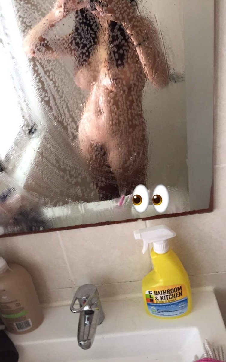 victoriaaloon's tweet photo. Fresh out the shower x https://t.co/9ORmhEIqHQ