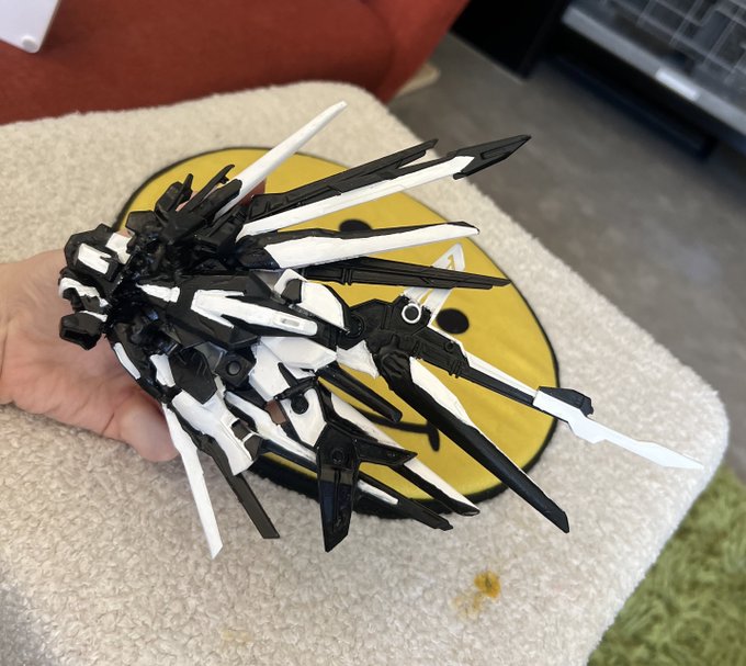 Crafted and hand painted some mecha headpieces! This is just the first side! https://t.co/VFEadlFxXT