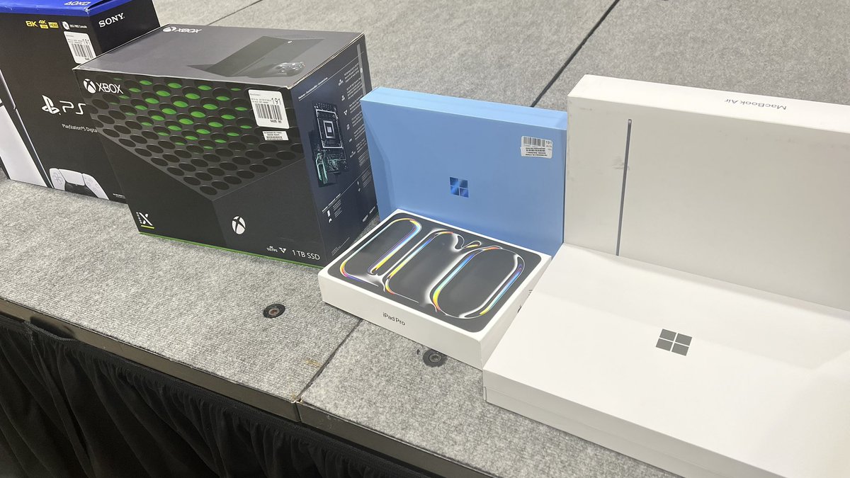 bendechrai's tweet image. #kcdc2024 is wrapping up, and do they know how to put together an array of prizes!!

It&apos;s been a fantastic and tiring 3 days and I can&apos;t wait for #kcdc2025 ❤️

Bring it on!!