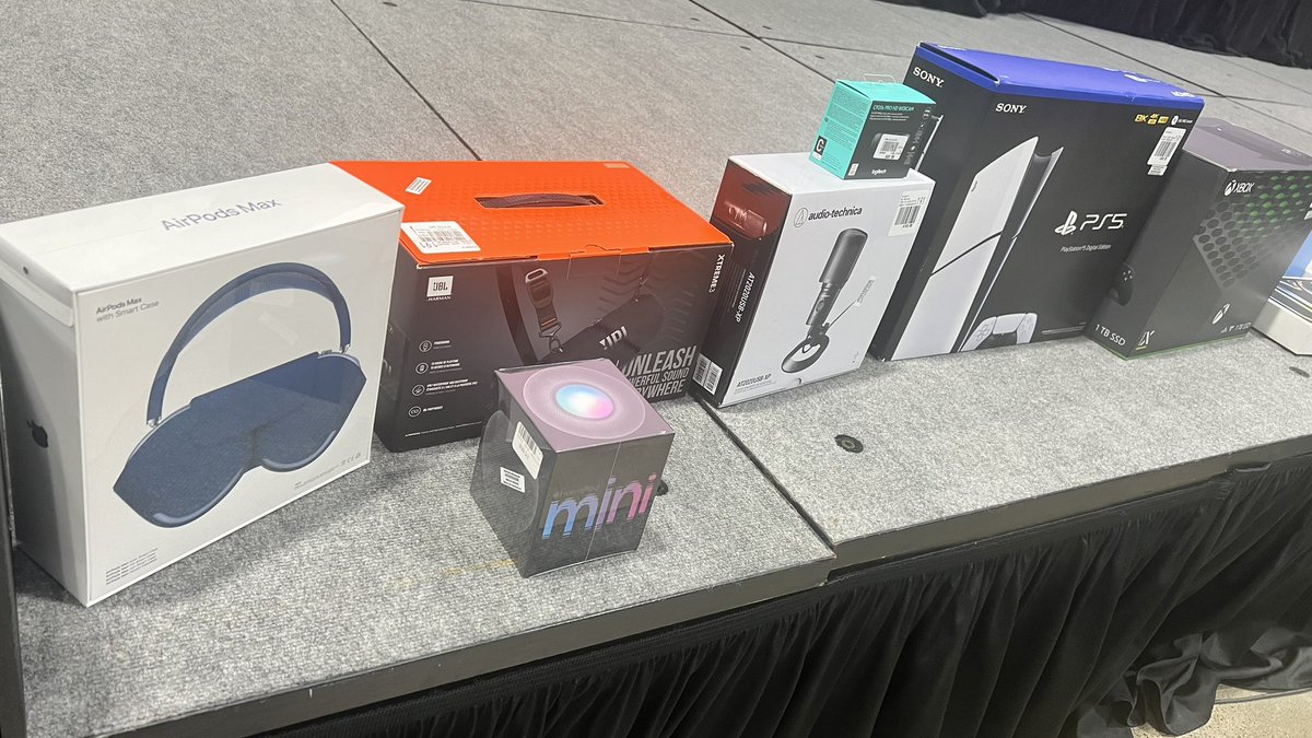 bendechrai's tweet image. #kcdc2024 is wrapping up, and do they know how to put together an array of prizes!!

It&apos;s been a fantastic and tiring 3 days and I can&apos;t wait for #kcdc2025 ❤️

Bring it on!!