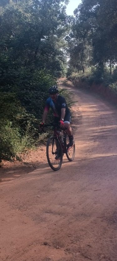 TxikiVG's tweet photo. Dia 132 #CausTaixeques
Punt i final
Ens hem tornat a aixecar 💪🏼
Ara toca tornar a gaudir dels pedals, sentir el vent, la grava i l'asfalt, tornar a patir, tornar a rodar 🚴🏻‍♂️🚵‍♂️
Hem de seguir per recuperar-se al 100%, però s'ha acabat el compte. ✊🏼
Gràcies a tots pels ànims! https://t.co/j1o57q5J9v