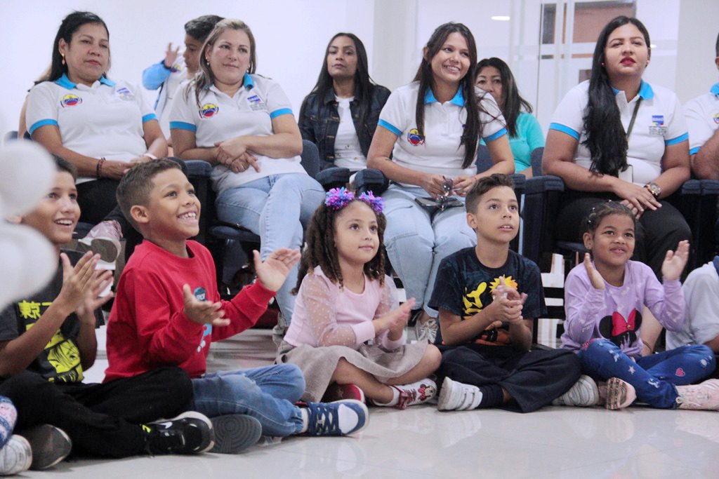 snantidrogas_ve's tweet photo. SUNAD celebró con los hijos e hijas de los trabajadores el “Día Internacional de la Lucha contra el Uso Indebido y el Tráfico Ilícito de Drogas” como parte de las actividades programadas. Con el objetivo de dar a conocer el programa nacional ¡Anótate!, Sé una Familia Preventiva. https://t.co/dTJfuBkPU3