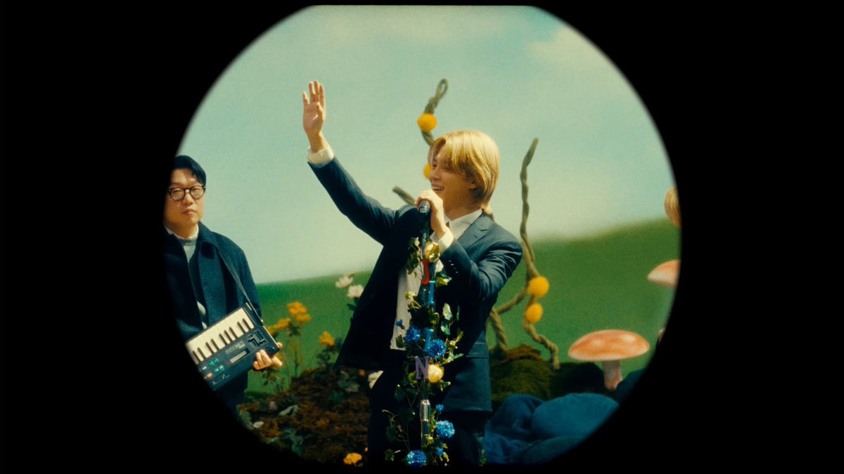 chartdata's tweet image. #Jimin and Loco’s "Smeraldo Garden Marching Band" is now the #1 trending music video on YouTube worldwide.