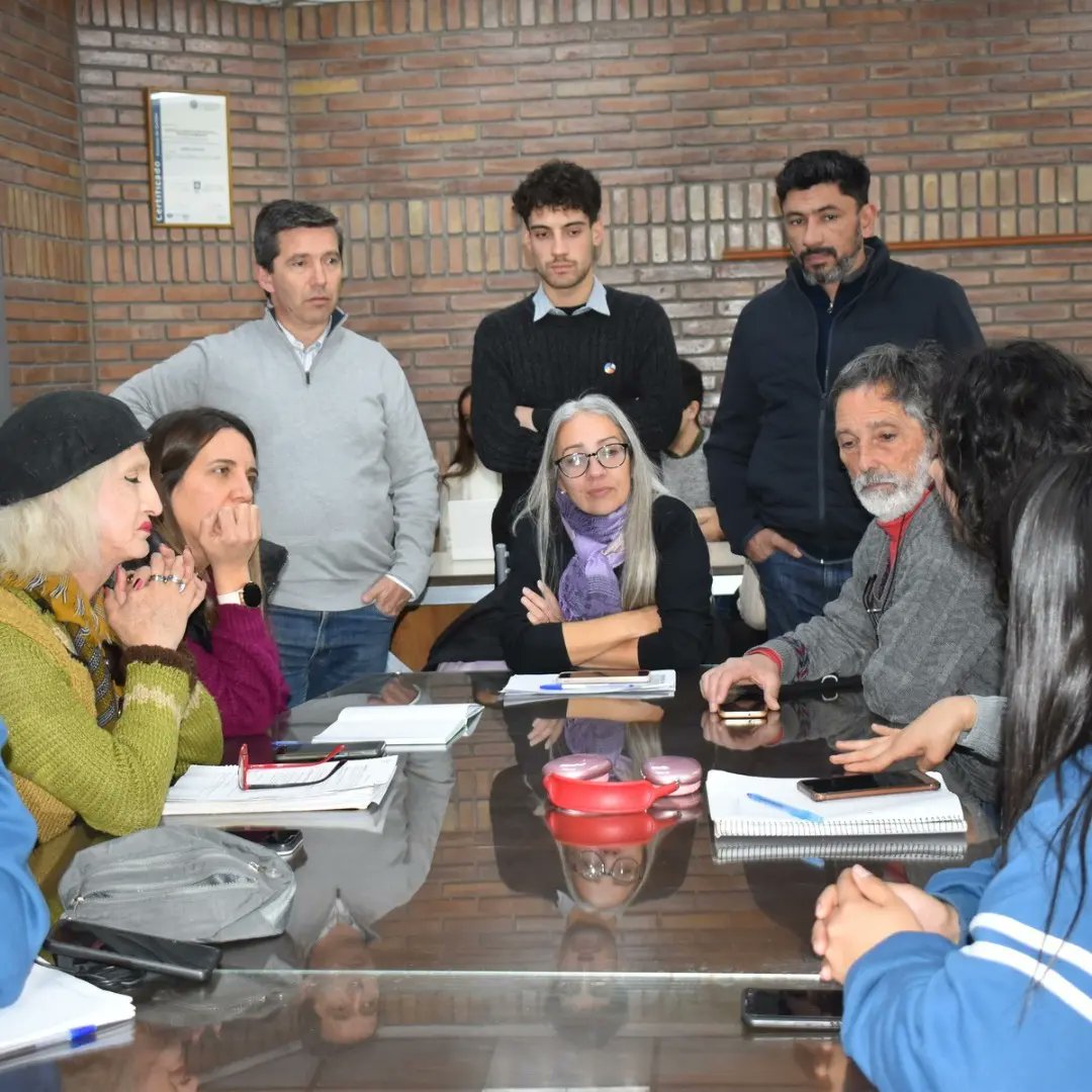 VoluntariadoLeg's tweet photo. 🤝🏻ENCUENTRO COLABORATIVO DE TRABAJO 

En el penúltimo encuentro del Voluntariado Legislativo, se trabajó sobre la redacción final de los proyectos, contando con el aporte y colaboración especializado de autoridades provinciales, municipales y legisladores provinciales. https://t.co/H1MbxxlP2p