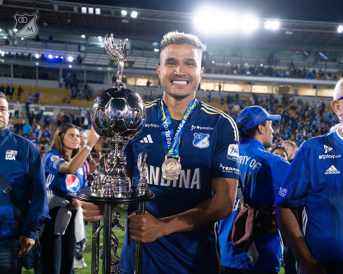Marcela_Azul's tweet photo. Gracias por tu amor a Millonarios y por la alegría inmensa que nos diste! Ya quedaste en la historia del club y en muchos corazones azules!  SML💙 @larry_vasquez05 https://t.co/tOrOVk2DCr