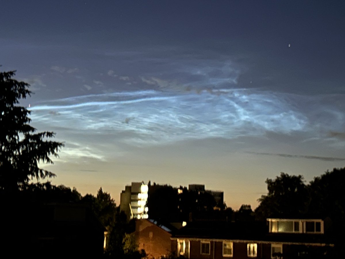 Lichtende nachtwolken vanuit #ridderkerk 28 juni 23:50 <a href="/EdAldus/">Ed Aldus</a> @weermanreinier <a href="/helgavanleur/">Helga van Leur ☀</a> <a href="/weeronline/">Weeronline</a> <a href="/Weerplaza/">Weerplaza.nl</a> #nlc