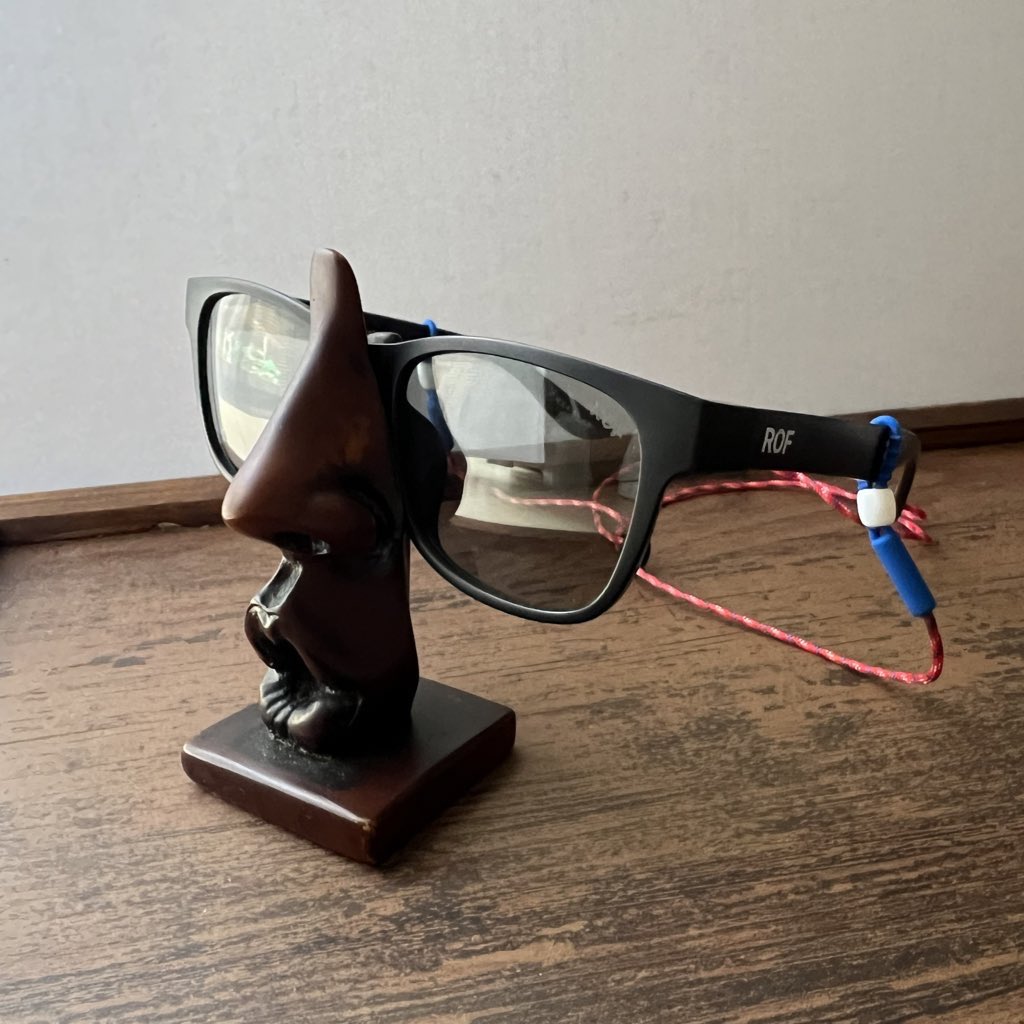 ROF_JP's tweet photo. 「サングラスで目肌を守る」
肌に日焼け止めを塗るのは紫外線対策の基本ですが、目のためにサングラスを使うことも同等に大切です。紫外線が当たると目の細胞にダメージが生じ、シミやそばかすの原因となるメラニンが体全体に増加すると言われています。目の紫外線対策を怠るとシミやソバカス（続） https://t.co/SVCPdKs9jG