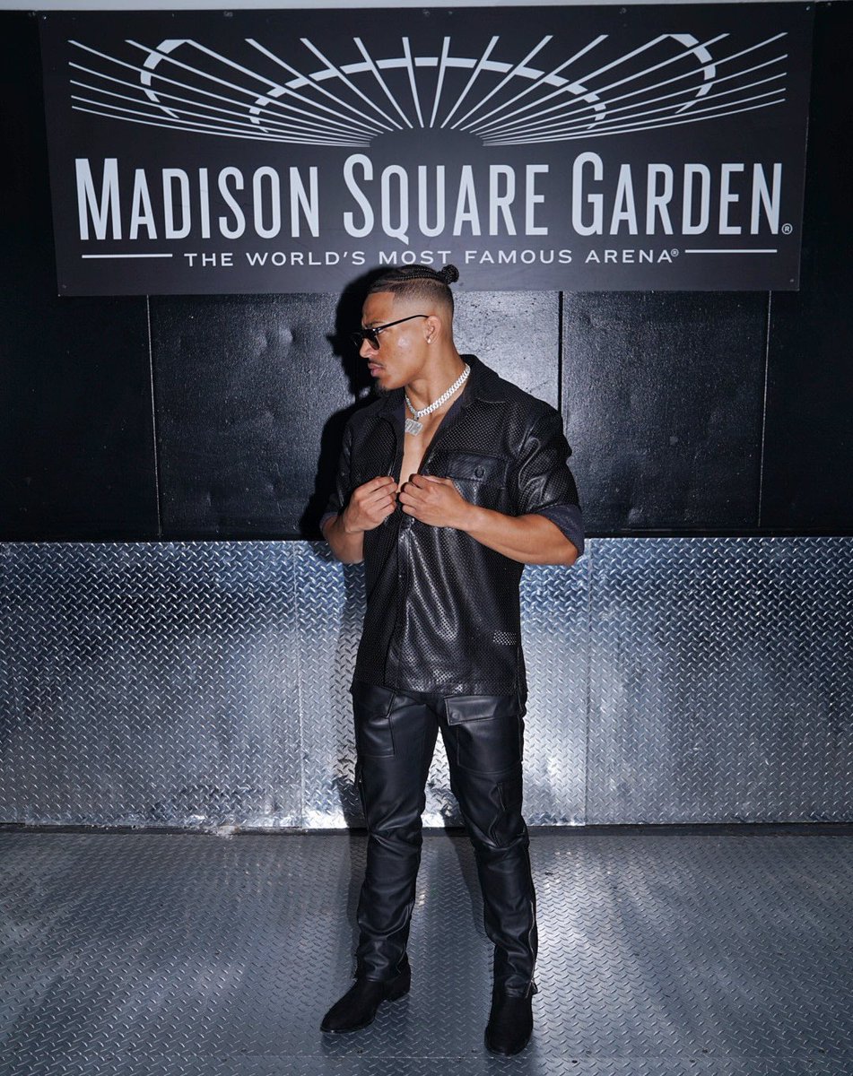 Carmelo_WWE's tweet photo. Melo in the Garden 💰 https://t.co/CbTvXiEYDC