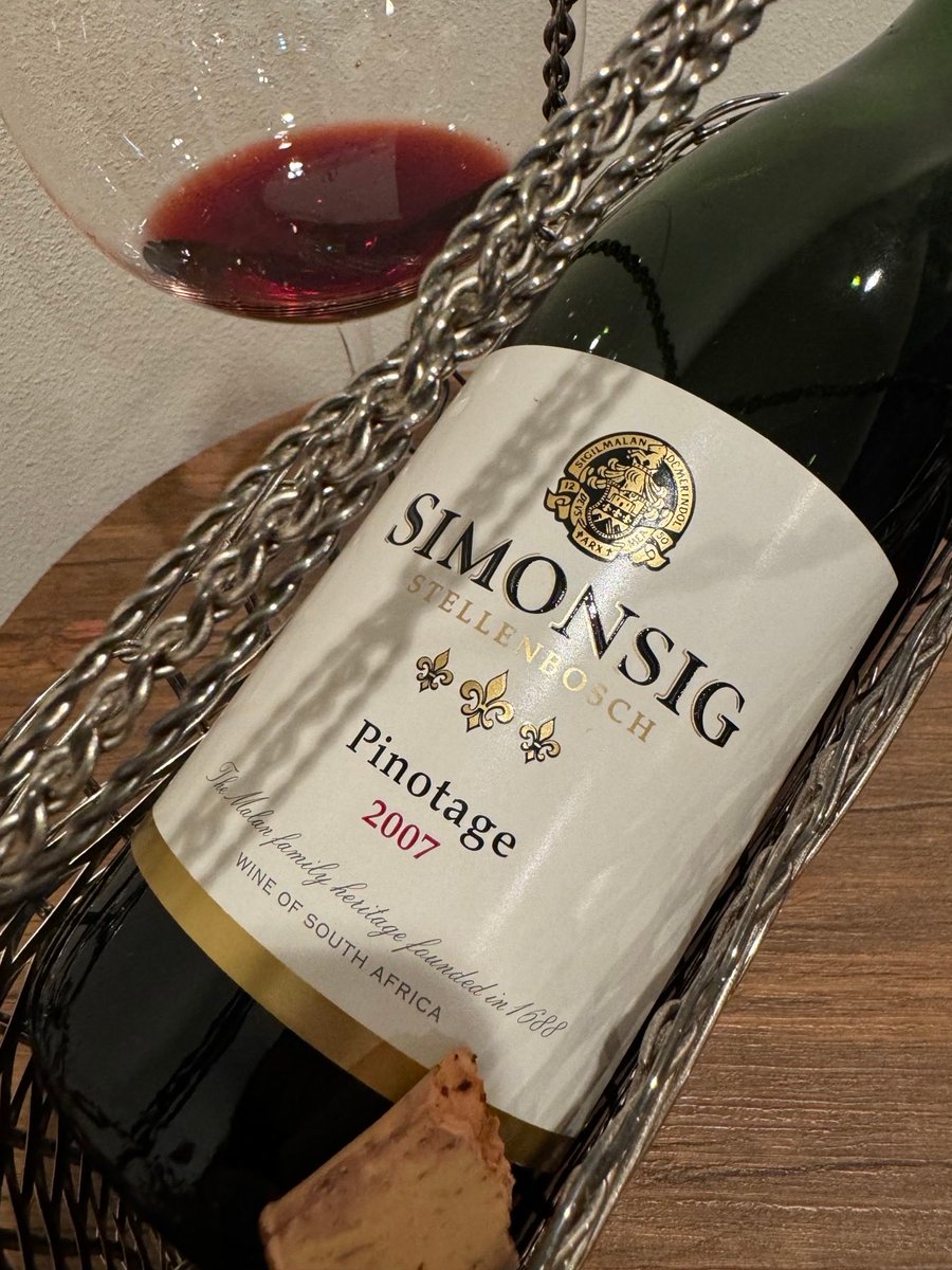 シモンシッヒはピノタージュ❗️なんと2007です‼️南アフリカワインのこれ位古いビンテージはお初でちょっと不安でしたが、素晴らしい👍コーヒーやチョコレートのニュアンスにいぶりがっこみたいな香り。ザ・ピノタージュ‼️熟成南アフリカウマし‼️
#南アフリカワイン　#シモンシッヒ