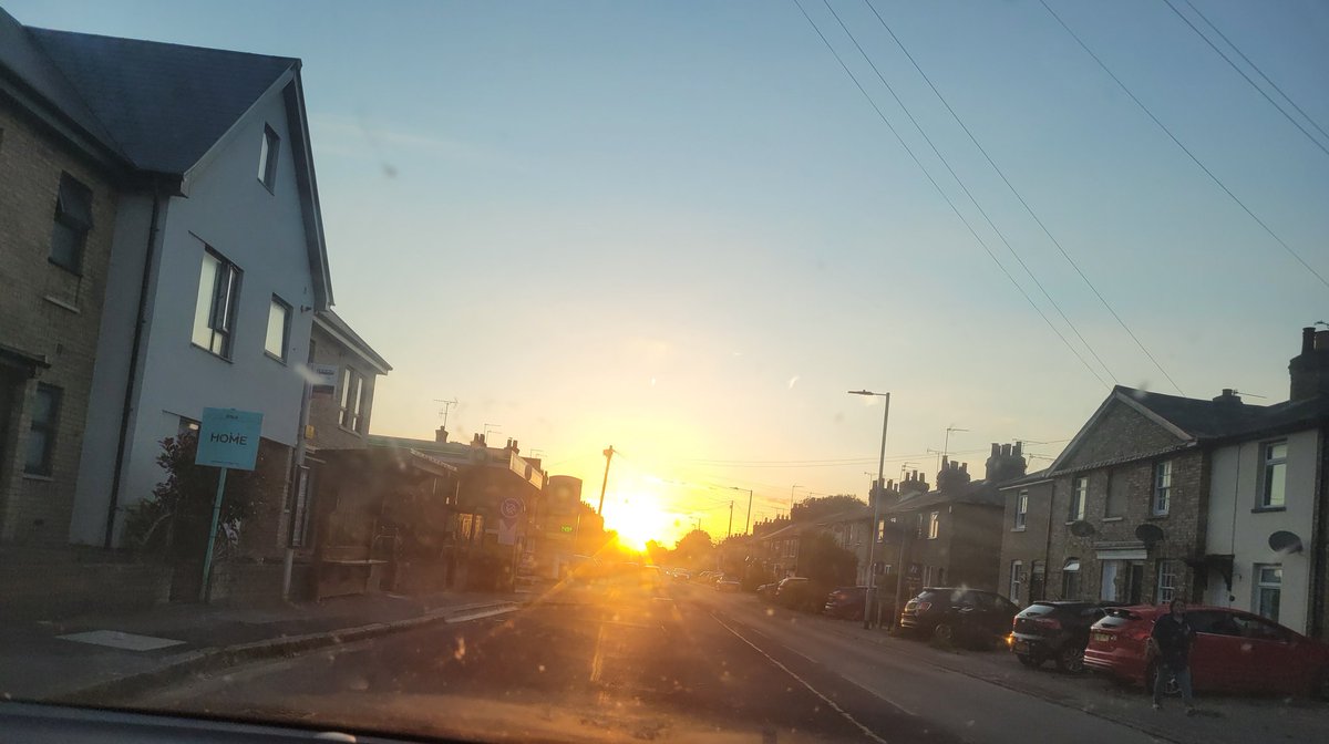 stacitayler's tweet photo. #sunsets https://t.co/XnQ1AItkuS