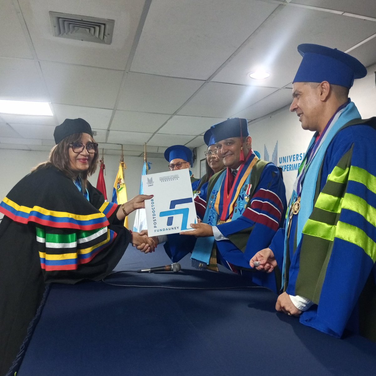 Un total de 90 Doctores recibieron el certificado de postdoctorado de la Universidad Nacional Experimental del Yaracuy, evento académico desarrollado en las instalaciones de dicha casa de estudios.