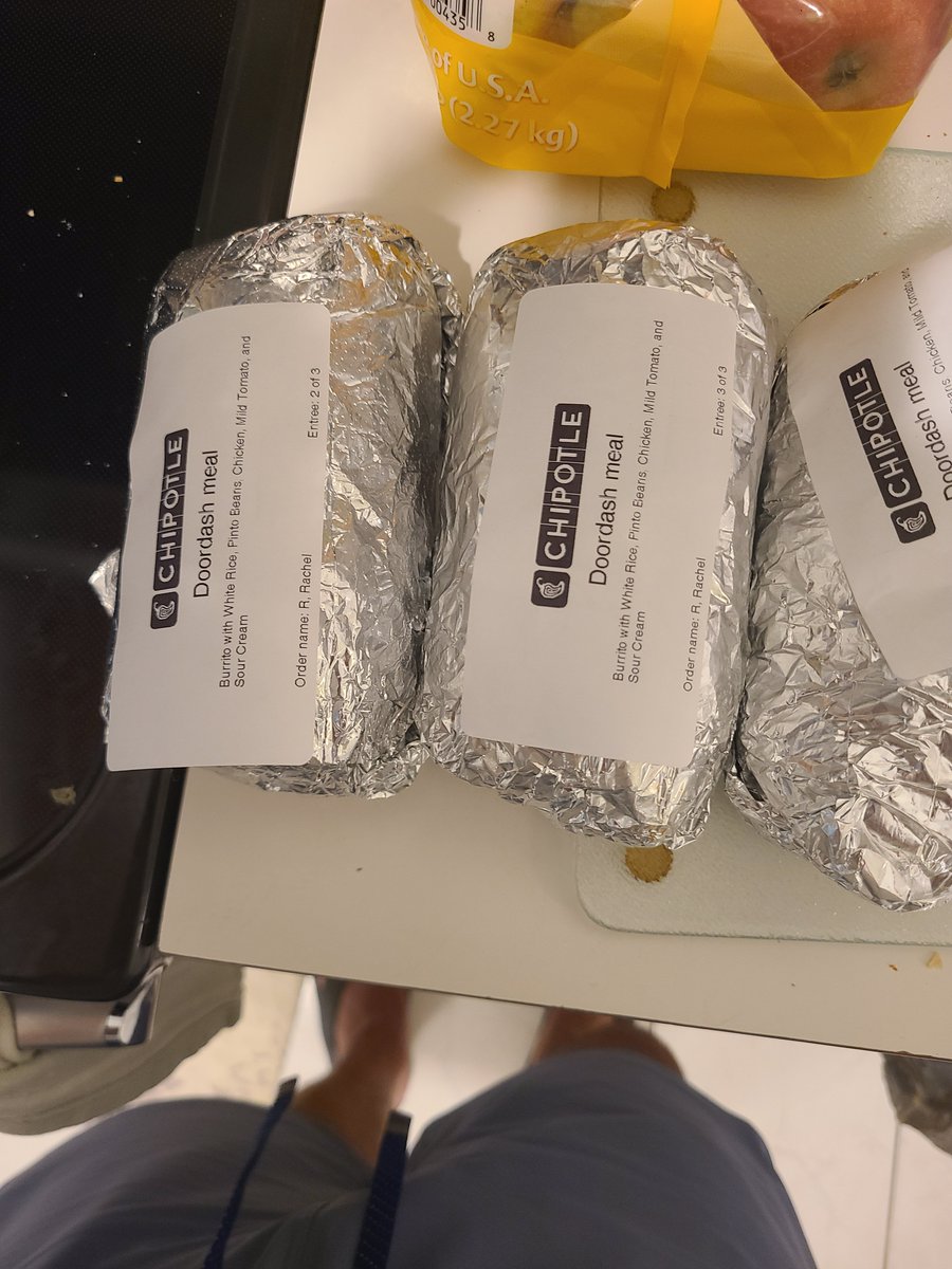 brojas2112's tweet photo. @ChipotleTweets why are these burritos so small? They barely fit the sticker on it. I paid for 3 and got the equivalent of 1.5. https://t.co/FvyrYg3lNi
