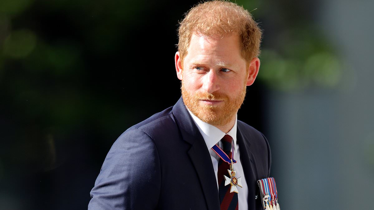 DailyMail's tweet photo. ESPN's Pat McAfee disapproves of Prince Harry 'receiving' the Pat Tilman Award at the ESPYS https://t.co/LXQ86kLtzZ https://t.co/mvexd90vYm