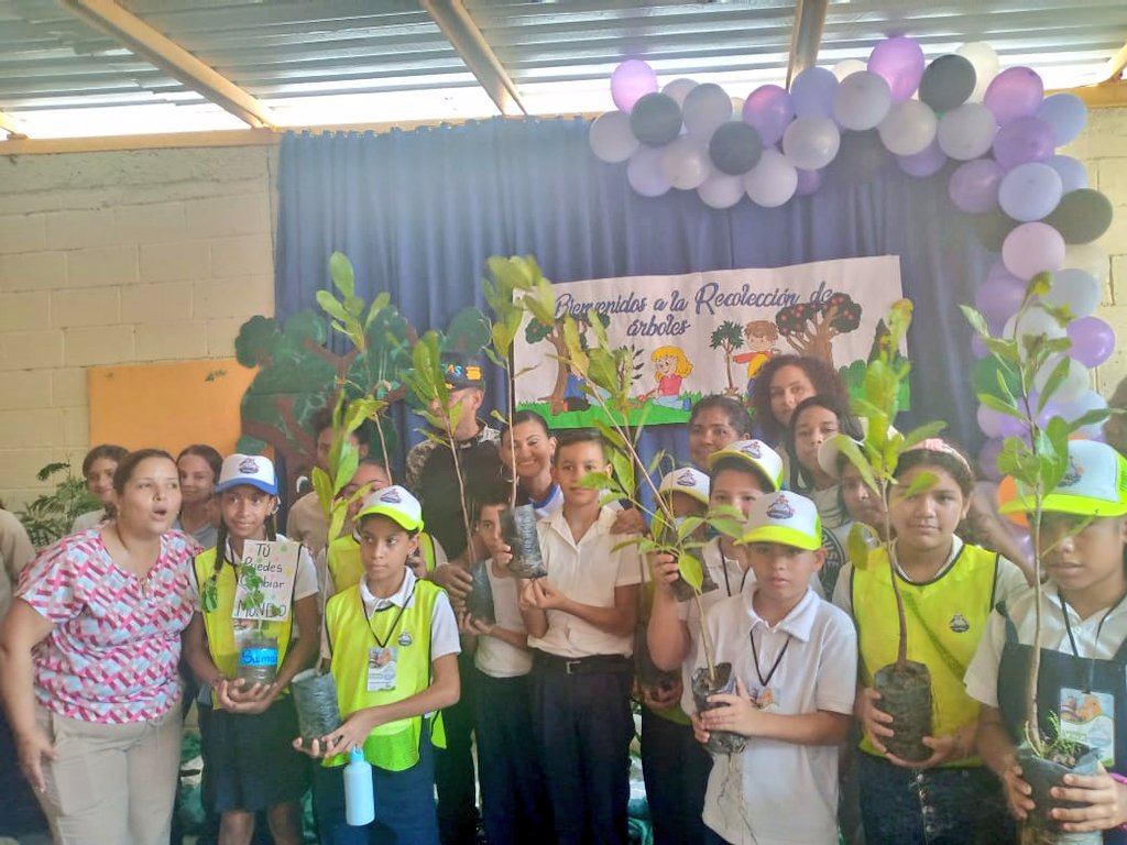 ✅📝 #NotiMPPE | Niños, niñas y adolecentes de diversas instituciones educativas del Mcpio.  Santos Michelena, participaron en la   Jornada de Reforestación un Estudiante un Árbol 2023 - 2024. 👦🌲💞

Vía: ➡️ <a href="/CDCEAragua/">CDCE ARAGUA</a> 

<a href="/_LaAvanzadora/">Yelitze Santaella</a> 
@MPPEDUCACION 
#ConNicoTenemosPaz