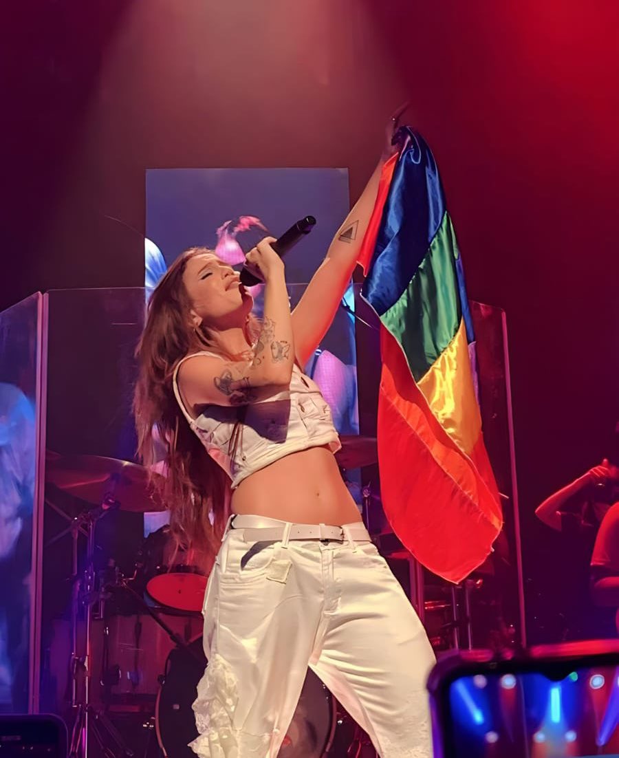 não é sobre se mostrar, é sobre nunca mais se esconder. 

feliz dia do orgulho 🏳️‍🌈🧡