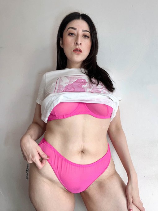 -&iquest;A caso est&aacute;s usando la&hellip;? -&iquest;Mi playera de Barbie vs. Godzilla? S&iacute;, la estoy usando. https://t.co/OX