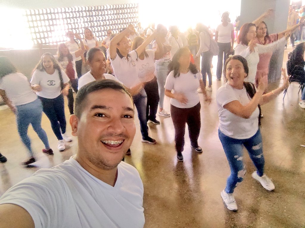Hoy todo el personal docente, administrativo, obreros, cocineras y directivos de la UEN SUCRE presente en Congreso Pedagógico Estadal representando con orgullo a la Parroquia Sucre de Caracas 🇻🇪📚🤓 ¡Sumando acciones en pro de la Calidad Educativa!
<a href="/_LaAvanzadora/">Yelitze Santaella</a> <a href="/gracielamarilis/">Graciela Rapisarda</a>