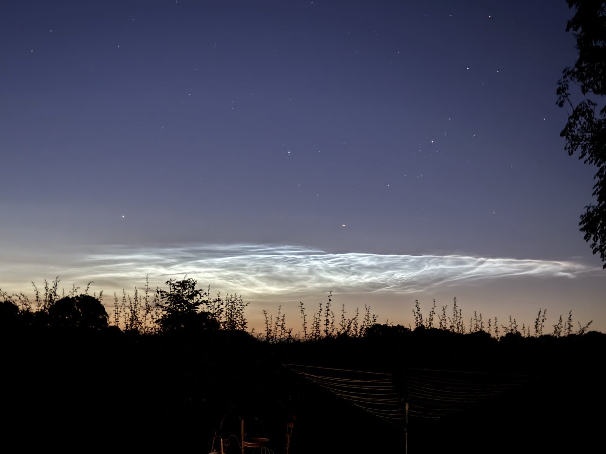 DukesyWeather's tweet photo. Utterly awesome noctilucent clouds this evening! https://t.co/vBerh4AgKK