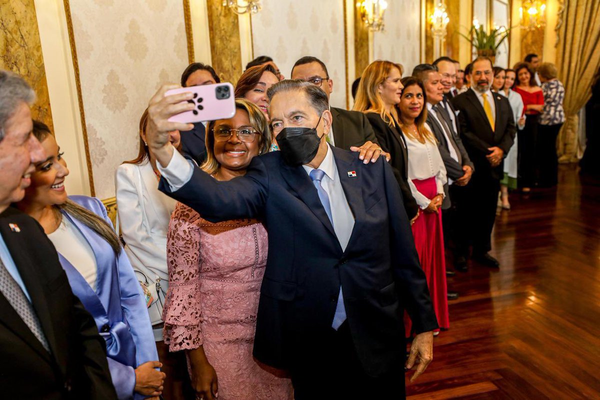 NitoCortizo's tweet image. Con mucha satisfacción, me dirigí al Consejo General de Estado, para agradecer de manera especial a mi gran equipo de trabajo, mujeres y hombres que sirvieron a la patria con propósito, esfuerzo, perseverancia y humildad, logrando la mayor inversión social en la historia de…