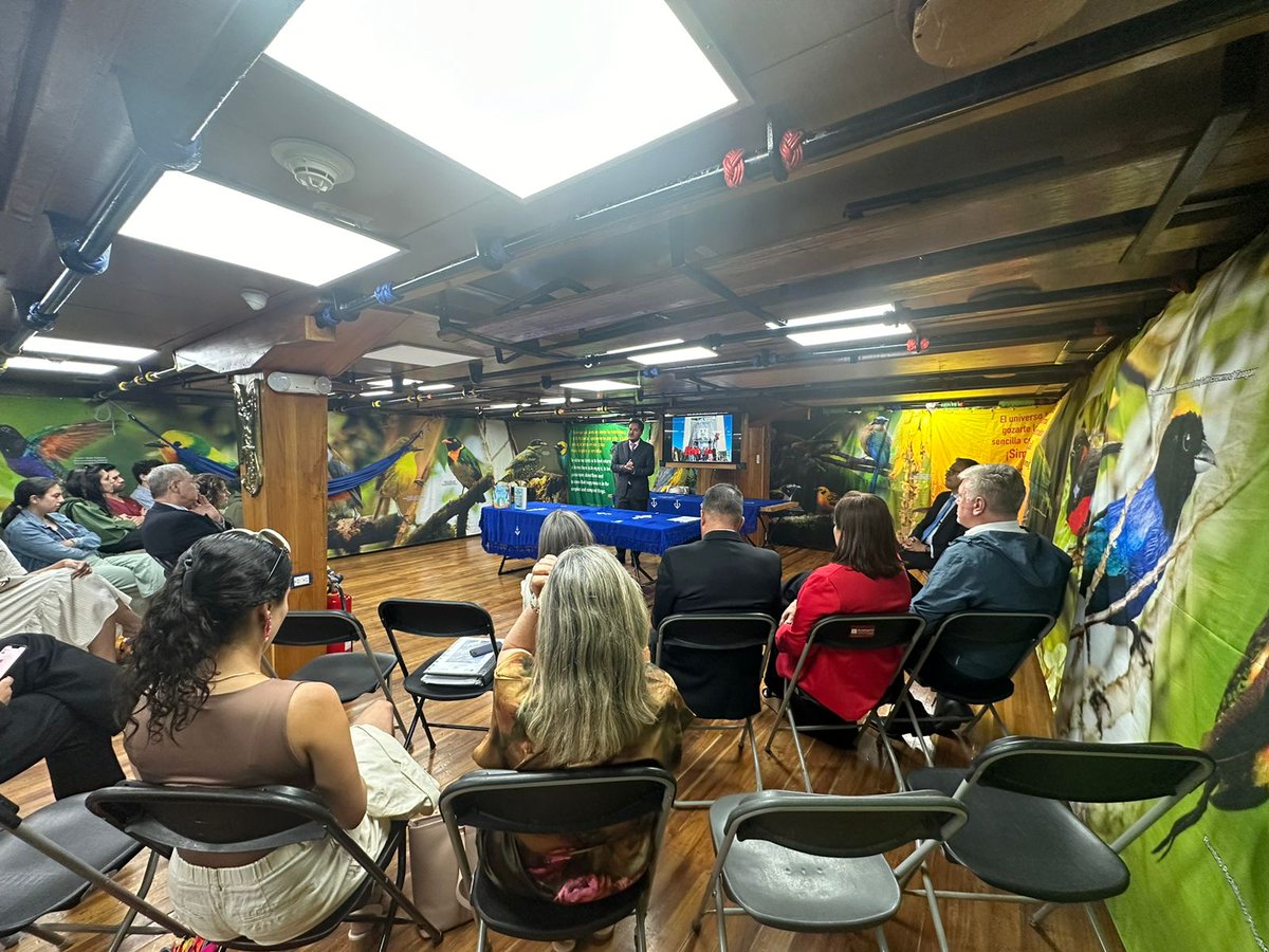 juandiegosoler's tweet photo. Hoy presentando mis libros #RelatosDelConfinDelMundo y #LejosDeCasa en La Haya (Países Bajos) a bordo del Buque Escuela Gloria, Colombia lejos de Colombia. https://t.co/YfxCmb3Gxy