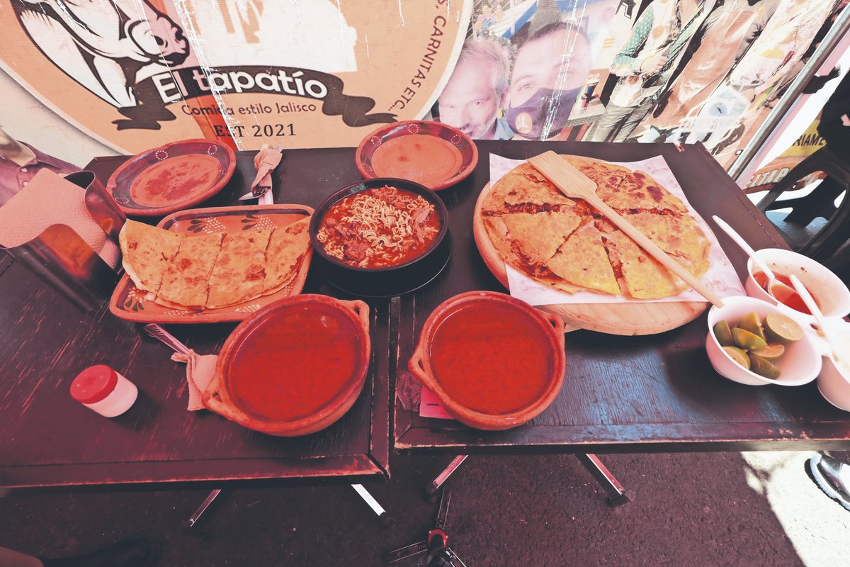 elgmx's tweet photo. 😋🍽️ Hoy en #LaBanquetera 😋🍽️ “El Tapatío” sabe lo que te gusta sentir en el paladar y reinventa la birria para ti  📸 Fotos: Diego Montesinos https://t.co/1wjpq6l91L https://t.co/rP0Uduztba