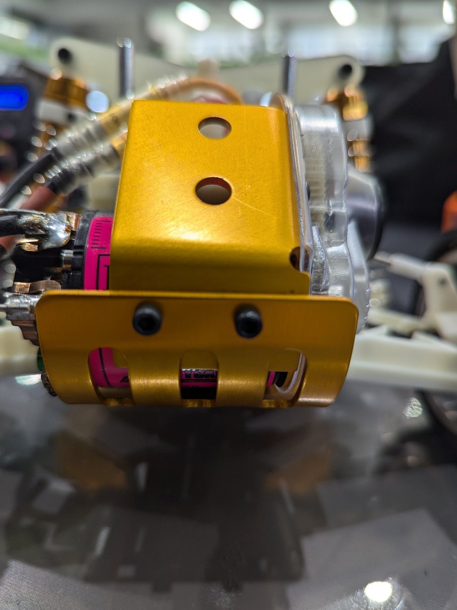 bavarois92's tweet image. 昨日オセーテもらった方法で
ウイング はバッチリ固定出来たジョ😺
ほんの少し曲げ意味が分かりました🏁
そしてピニオン丁数を上げすぎたのか
モーターはアチアチで火傷したので
丁数下げてファンも付けたいけど
リアをちょいと加工しないとっ✨🍮💦
#WeAreAE #TeamAssociated ＃RC10