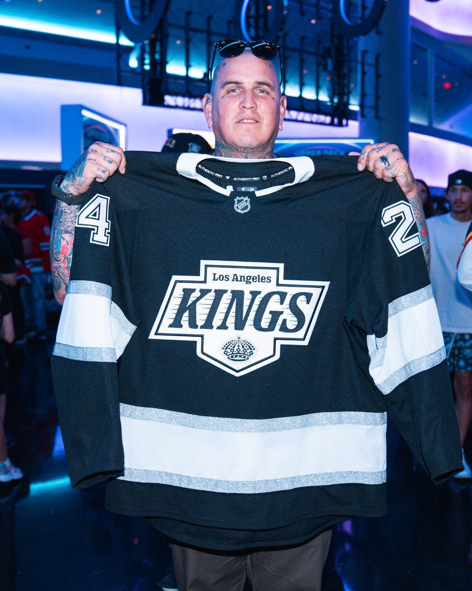 LAKings's tweet photo. Surprising Kings fans at @SphereVegas with a first in-person look at the best jersey in the league 🤩

Round One starts 🔜

📲 https://t.co/BYFfMqd4Ge

#GoKingsGo https://t.co/97FviW6ZfE