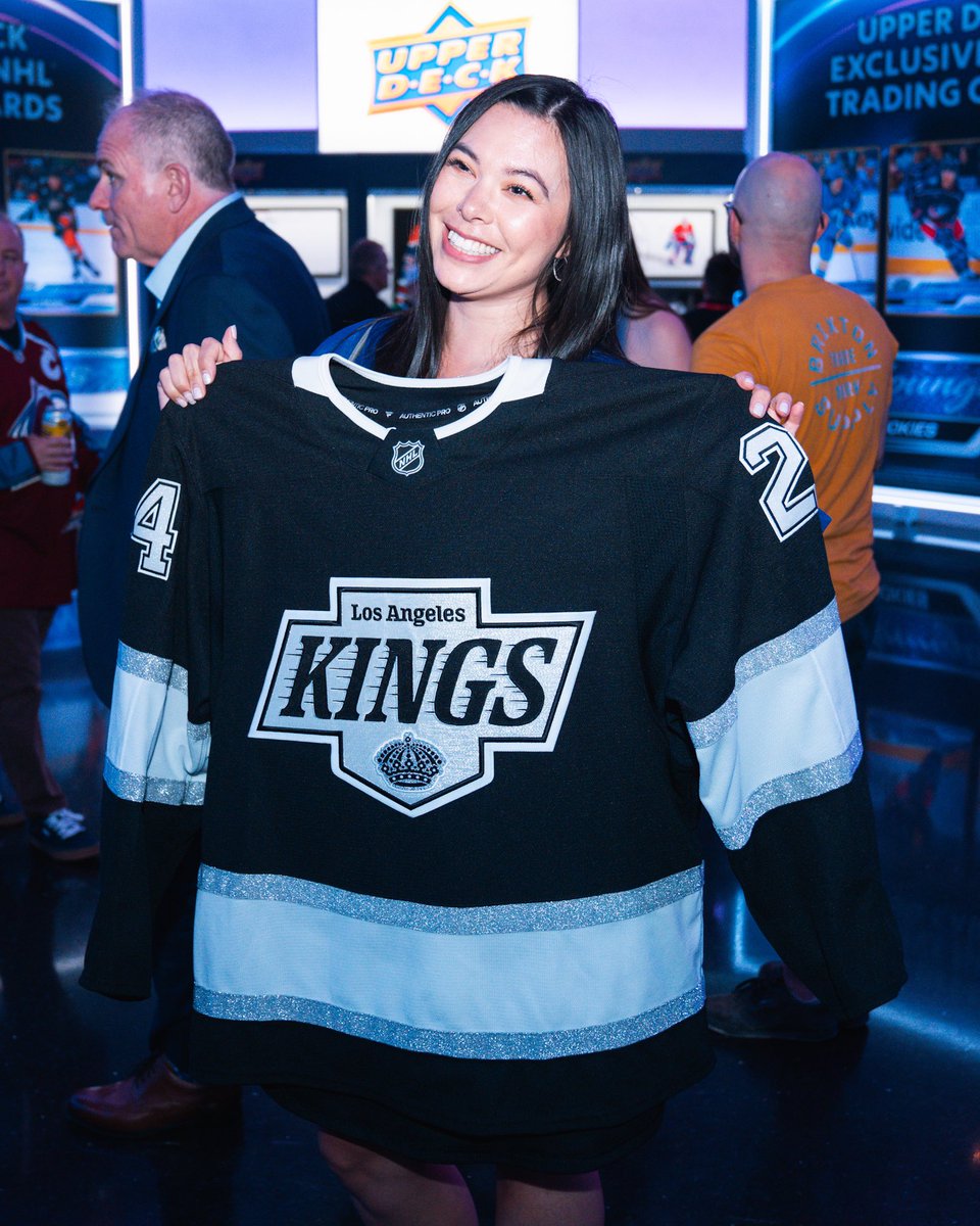 Surprising Kings fans at <a href="/SphereVegas/">Sphere</a> with a first in-person look at the best jersey in the league 🤩

Round One starts 🔜

📲 lakings.com/draft

#GoKingsGo