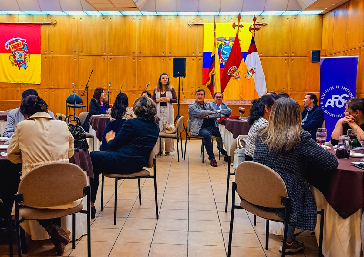 ApucUcuenca's tweet photo. El evento de ayer en honor a nuestros socios cumpleañeros del mes de junio fue todo un éxito. Se creó un ambiente en el que cada docente tuvo la oportunidad de compartir su trayectoria y contribuciones, enriqueciendo la jornada con experiencias únicas.
#ApucUCuenca #Junio https://t.co/3Cp81l5x5v