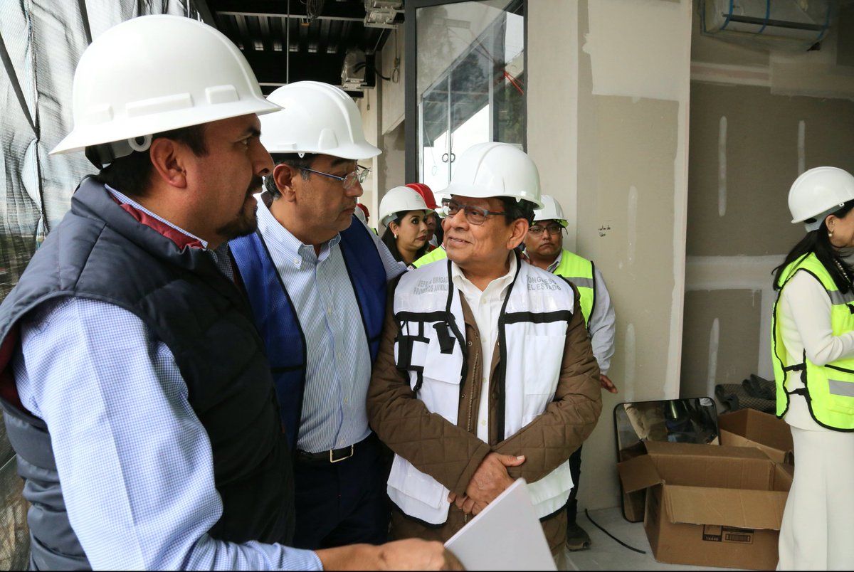 CNavarroCorro's tweet photo. Quienes formamos parte de la #LXILegislaturaPue acompañamos al gobernador @SergioSalomonC a recorrer el avance de obra de la nueva sede del @CongresoPue, que será símbolo de democracia y progreso. https://t.co/beQdevVh5A