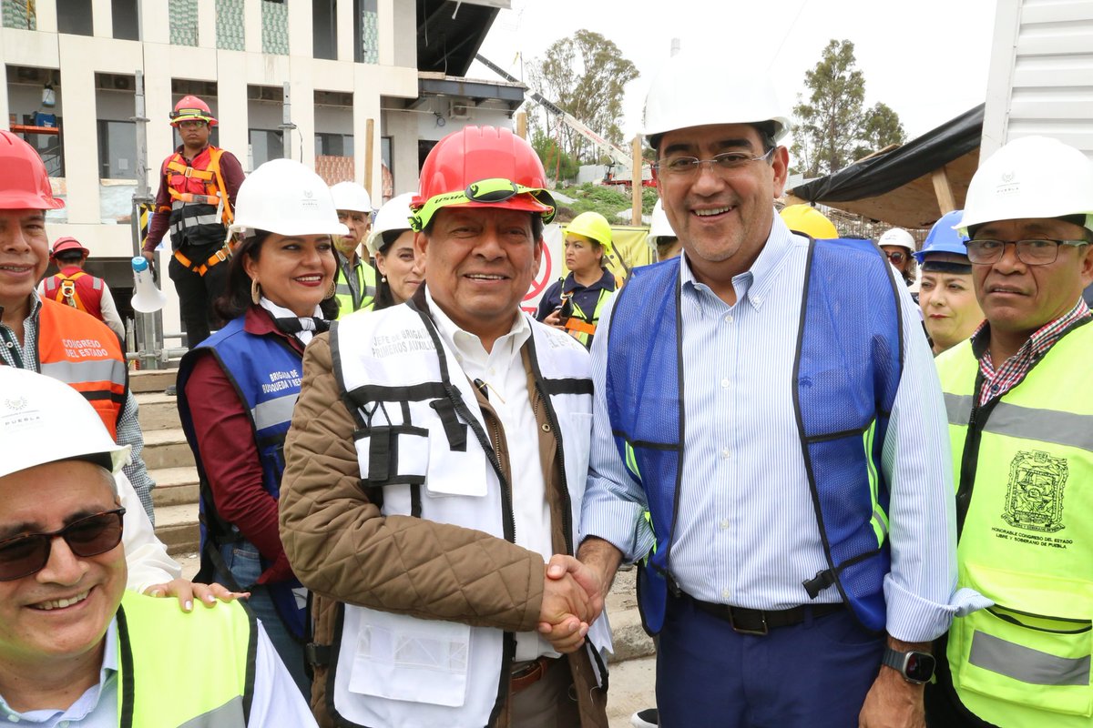 Quienes formamos parte de la #LXILegislaturaPue acompañamos al gobernador <a href="/SergioSalomonC/">Sergio Salomón</a> a recorrer el avance de obra de la nueva sede del <a href="/CongresoPue/">H. Congreso de Puebla</a>, que será símbolo de democracia y progreso.