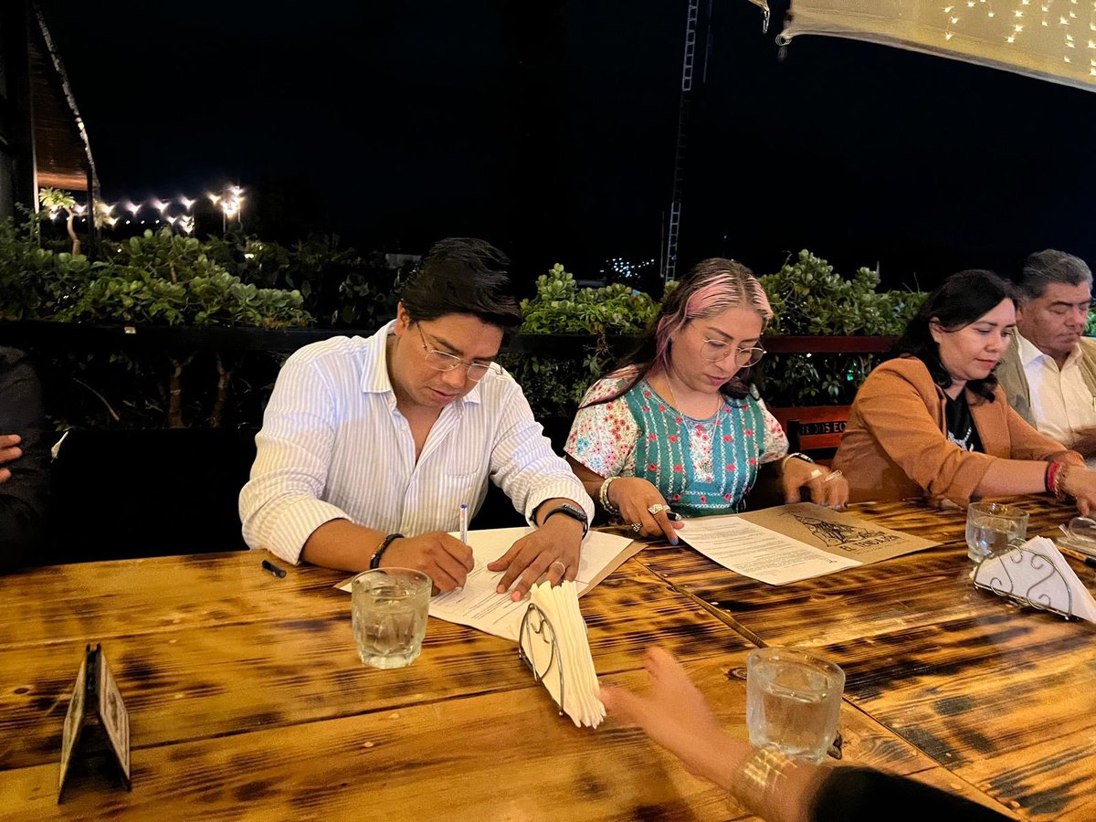 Colegio de Administradores y <a href="/CaniracOaxaca/">Canirac Oaxaca</a> firman convenio de colaboración
Redacción/Zona Roja. 
Oaxaca, Oax.- El Colegio de Administradores  de Oaxaca y la Cámara Nacional de la Industria Restaurantera (Canirac), suman esfuerzos con la firma de un convenio de colaboración, con