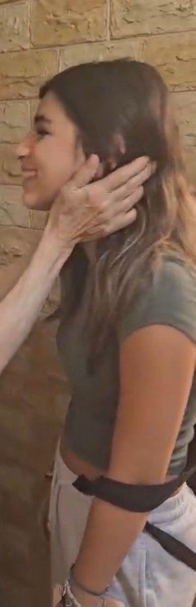 حور بنتي قررت تسبقنا وتنزل ع لبنان قبلنا، وهيدي اول مرة بنتي بتنزل وحدها، صارت صبية، عمرها ١٤، 
واهلي بالضاحية الجنوبية بعد ما تركوا الضيعة لي عم تنقصف كل يوم تقريبا،، 
ورغم حساسية الوضع والمكان، نزلت حور لانها بدها تكون من اهلي. 
بهالصورة، في عمرين: وجه بنتي حور، وايدين امي