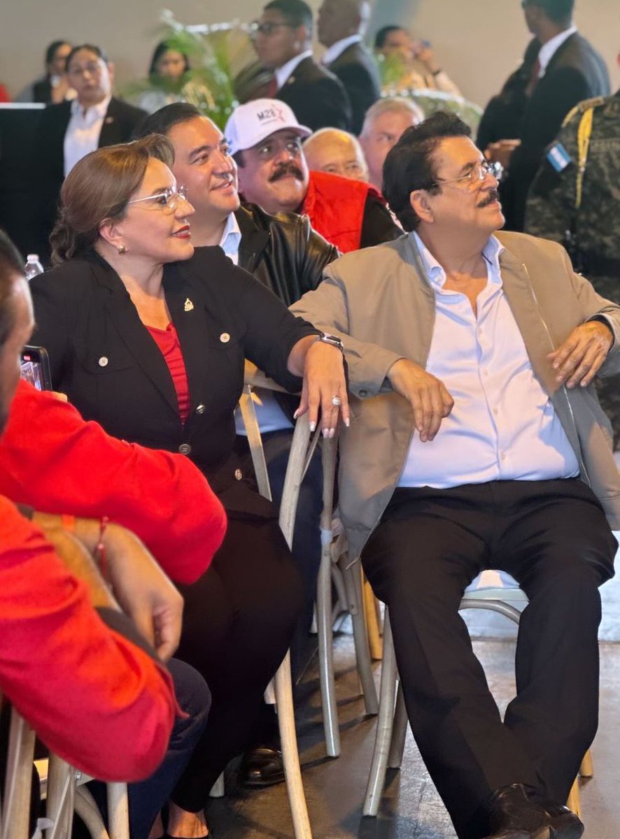 Esthefany_Guz1's tweet photo. El terror de los oligarcas en este país.  
@XiomaraCastroZ @manuelzr 🔥❤️🖤 https://t.co/NVZpv3a7E1