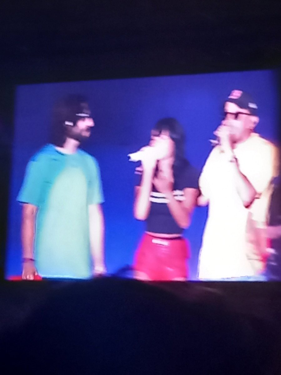 sandrage85's tweet photo. Llevo toda la semana pensando van a ir al mismo festival ojalá canten juntos y yo lo pueda ver, se cumplio, llorando a mares, sorpresa @Aitanax y @Calidandee cantando ➕️ en Valencia  #alphatourValencia https://t.co/afZgOi4AZj